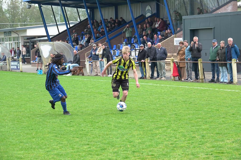 Tumultueus duel met Succes eindigt in gelijkspel.