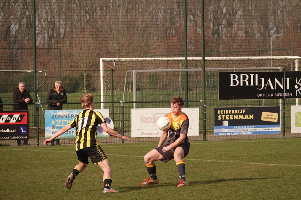 Met hangen en wurgen wint VVW weer.